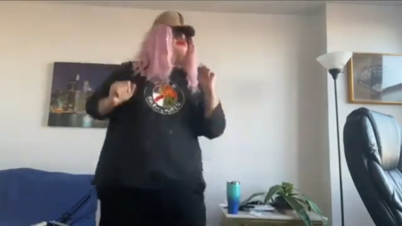 Hussy jiggling his fat