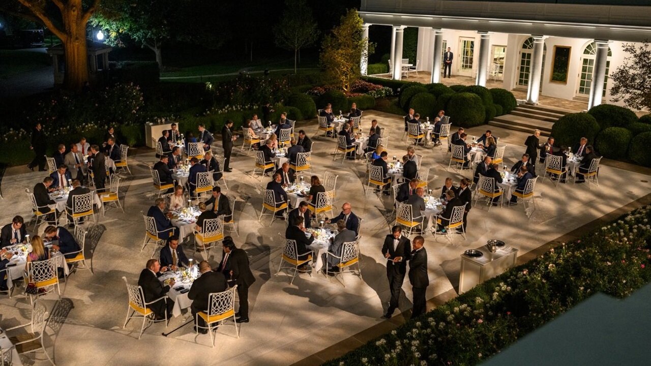 🌹Trump Hosts Special Rose Garden Dinner for ‘Those Whove Been My Friend’