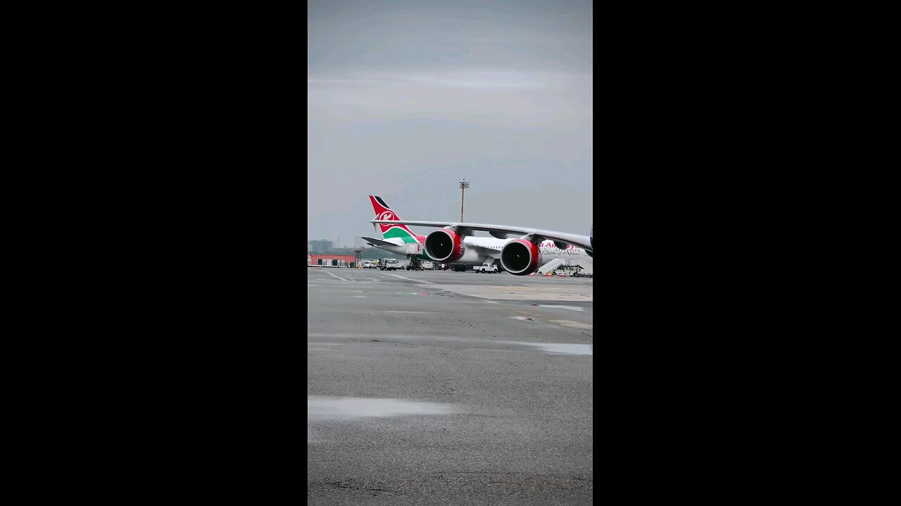 Fly Emirates best airline boing 007