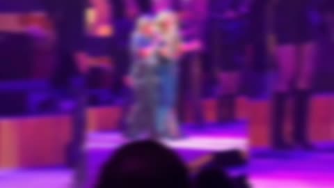 Kelly Clarkson Perform "Heartbeat Song" With Daughter River in Las Vegas