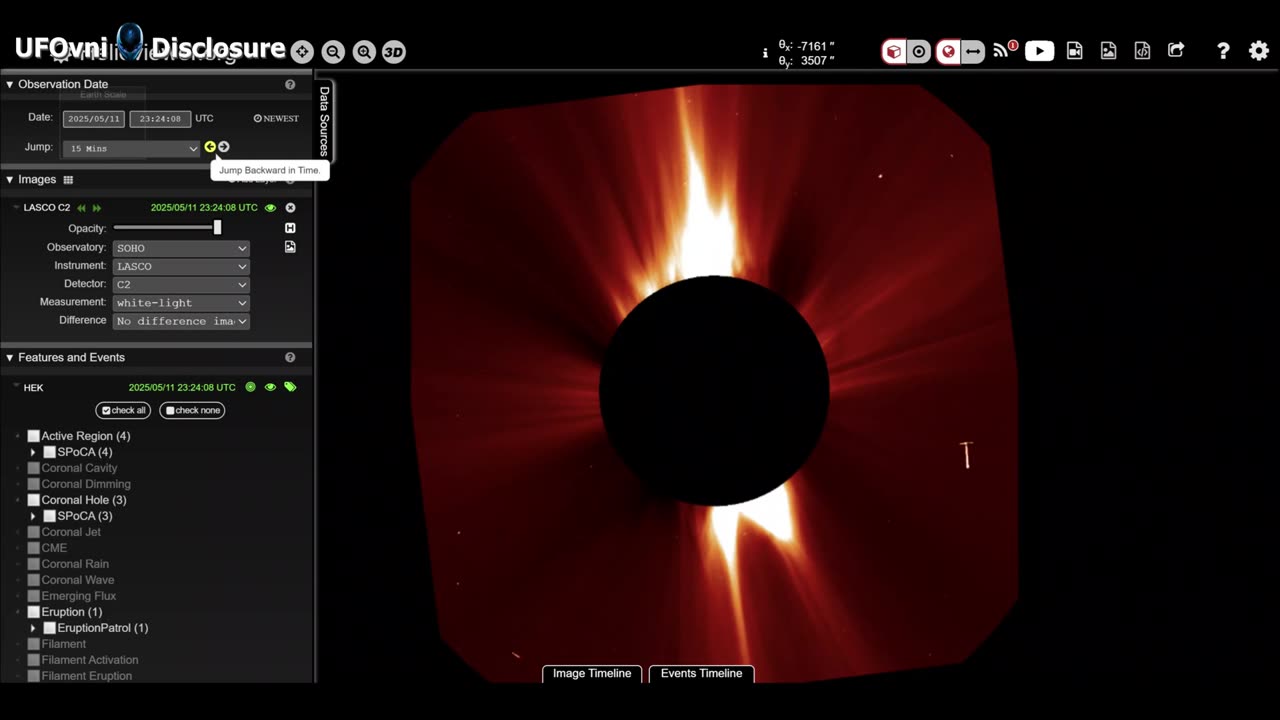 Un énorme vaisseau en forme de T se déplaçant près du soleil
