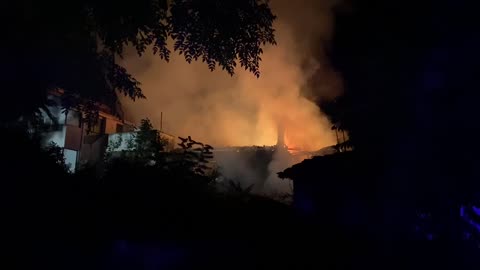 VIDEO/ Zjarr i madh në Shkodër, digjet një banesë në lagjen 'Dudas'