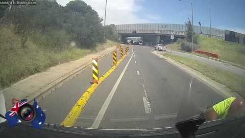 Aussiecams - Driver exits vehicle and confronts driver over road rule that confuses many! VIC
