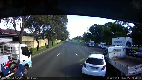 Aussiecams - YARIS p plater fails to see this 14 pallet rigid truck - pit manoeuvres themselves