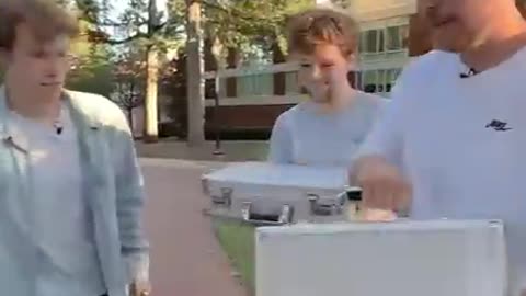 Giving dollars to random poeples#mrbeast#viral#treanding