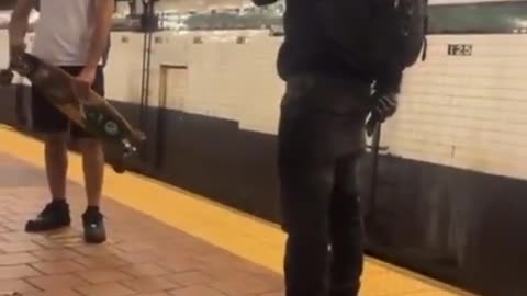 un uomo si difende da un'aggressione con un coltello