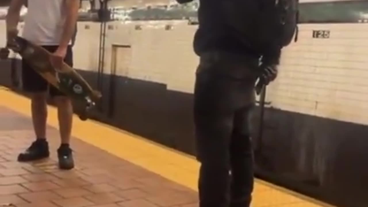 un uomo si difende da un'aggressione con un coltello