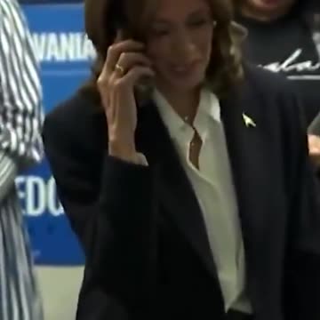 Kamala Harris caught pretending to be talking to a voter on the phone. exposed