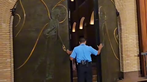 Porta Santa de Bronze do Santuário de Nossa Senhora Aparecida