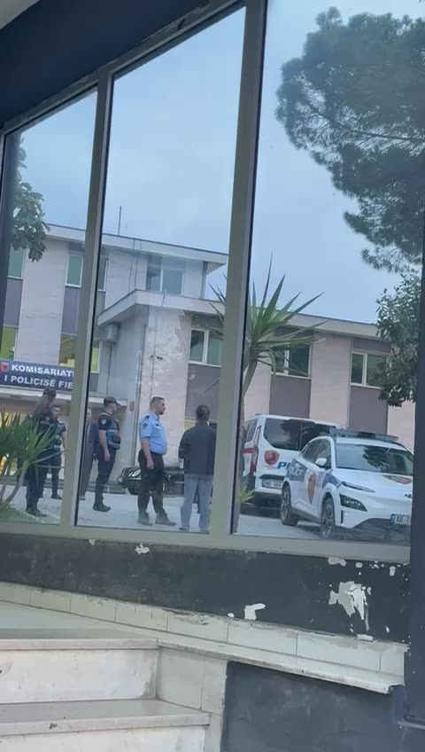 Narkopolicia e Edi Ramës shoqëron kandidatin e PD në Fier/ Bardhi shkon në komisariat