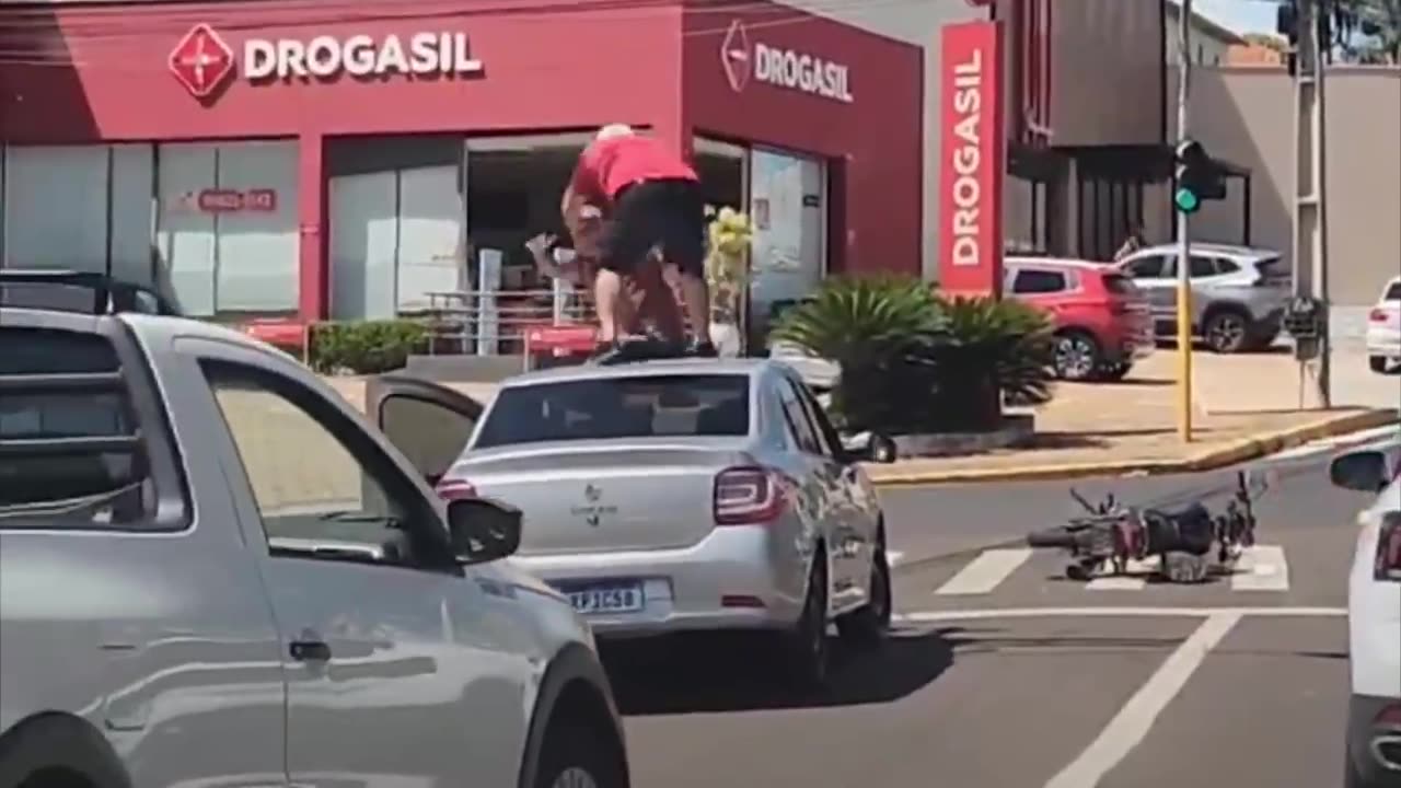 Motociclista se sube al techo de un auto durante una pelea en Brasil