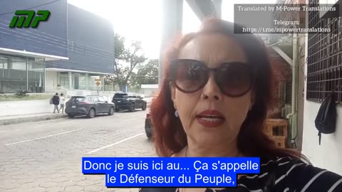 La docteure Liliana Zelada remet le document notarié au Défenseur du Peuple.