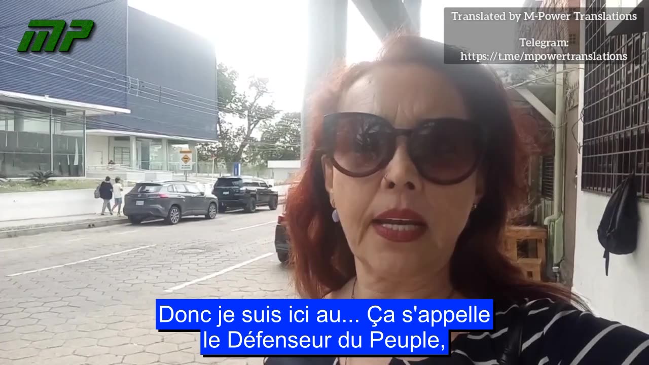 La docteure Liliana Zelada remet le document notarié au Défenseur du Peuple.