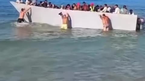 Citizens in Greece Block the Arrival of a Migrant Boat