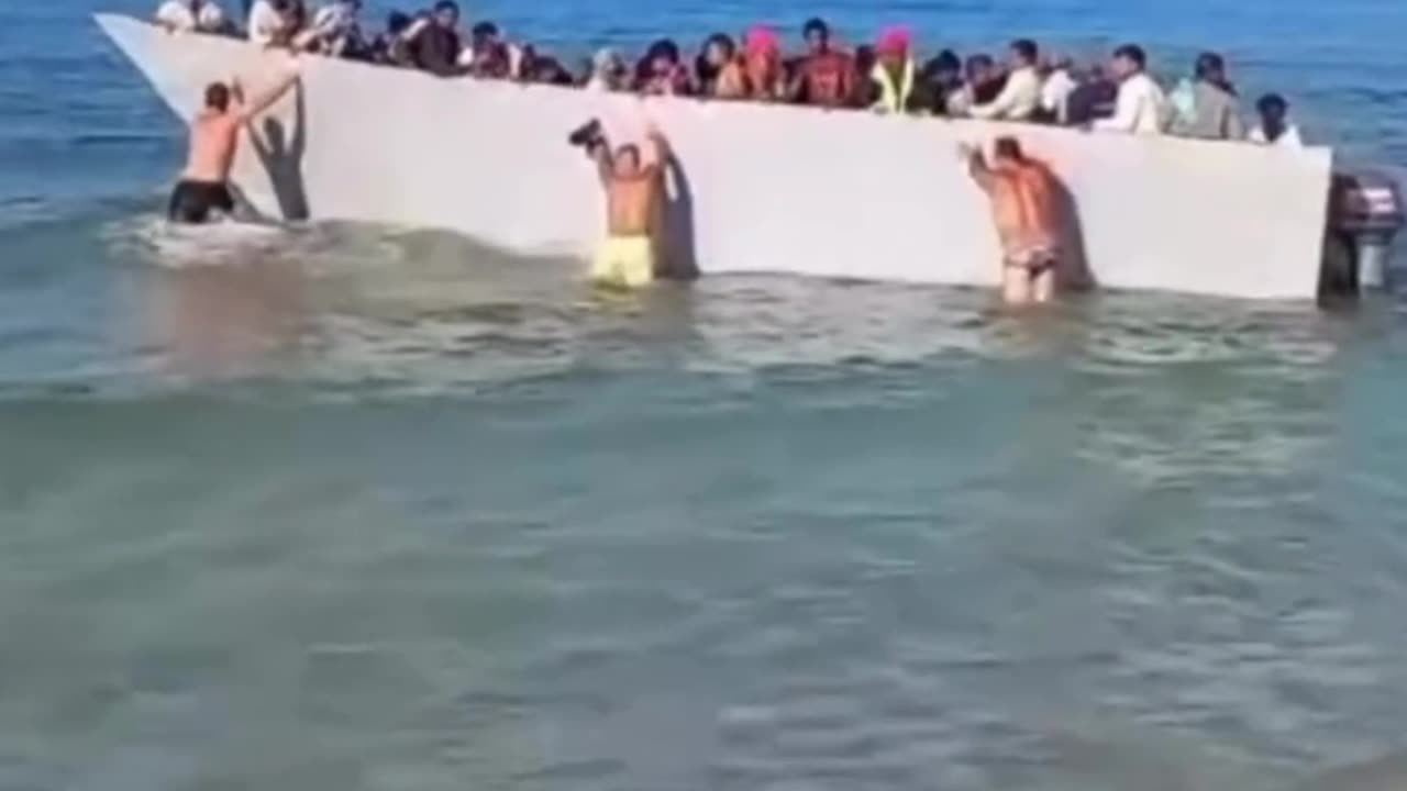 Citizens in Greece Block the Arrival of a Migrant Boat