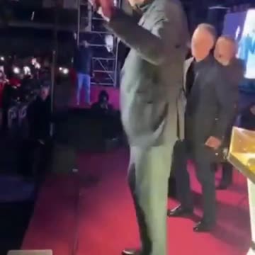 El baile de García Albiol al ritmo de Bad Bunny desata comentarios en Badalona