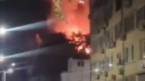 Reportan fuerte incendio en un edificio residencial ruso tras el impacto de un dron ucraniano