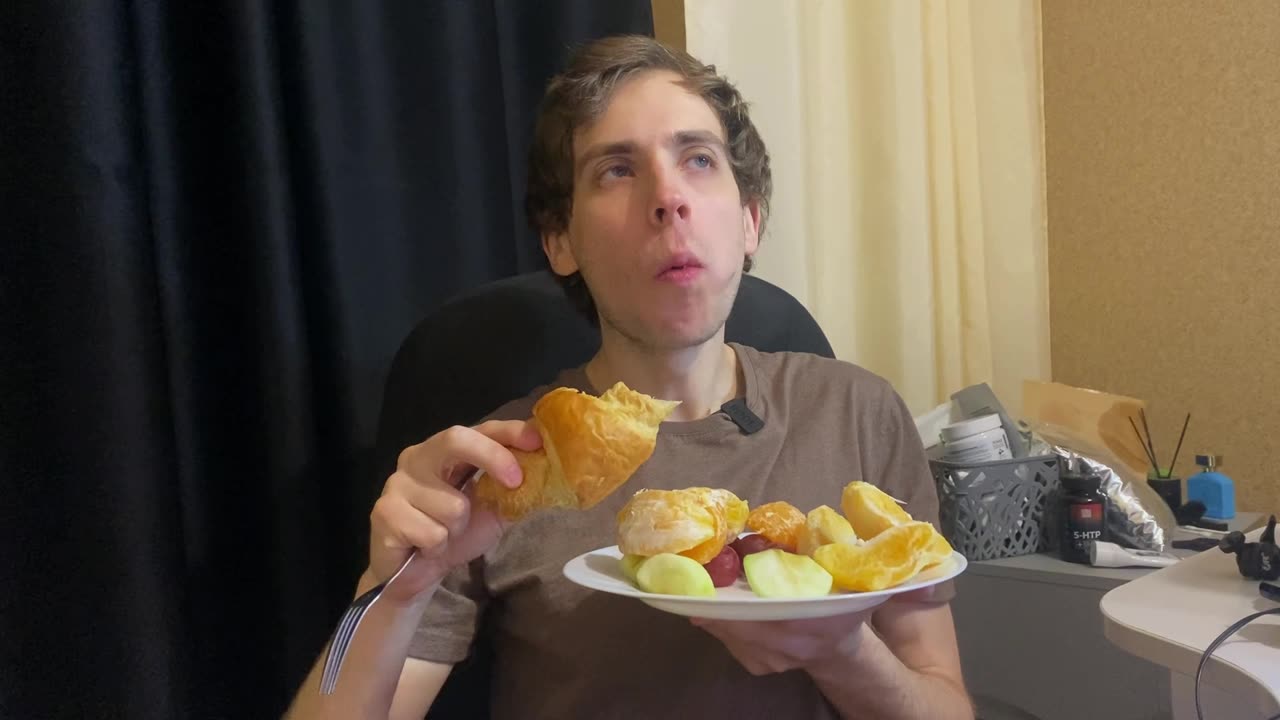 Ем фрукты и круассан — и мне хорошо