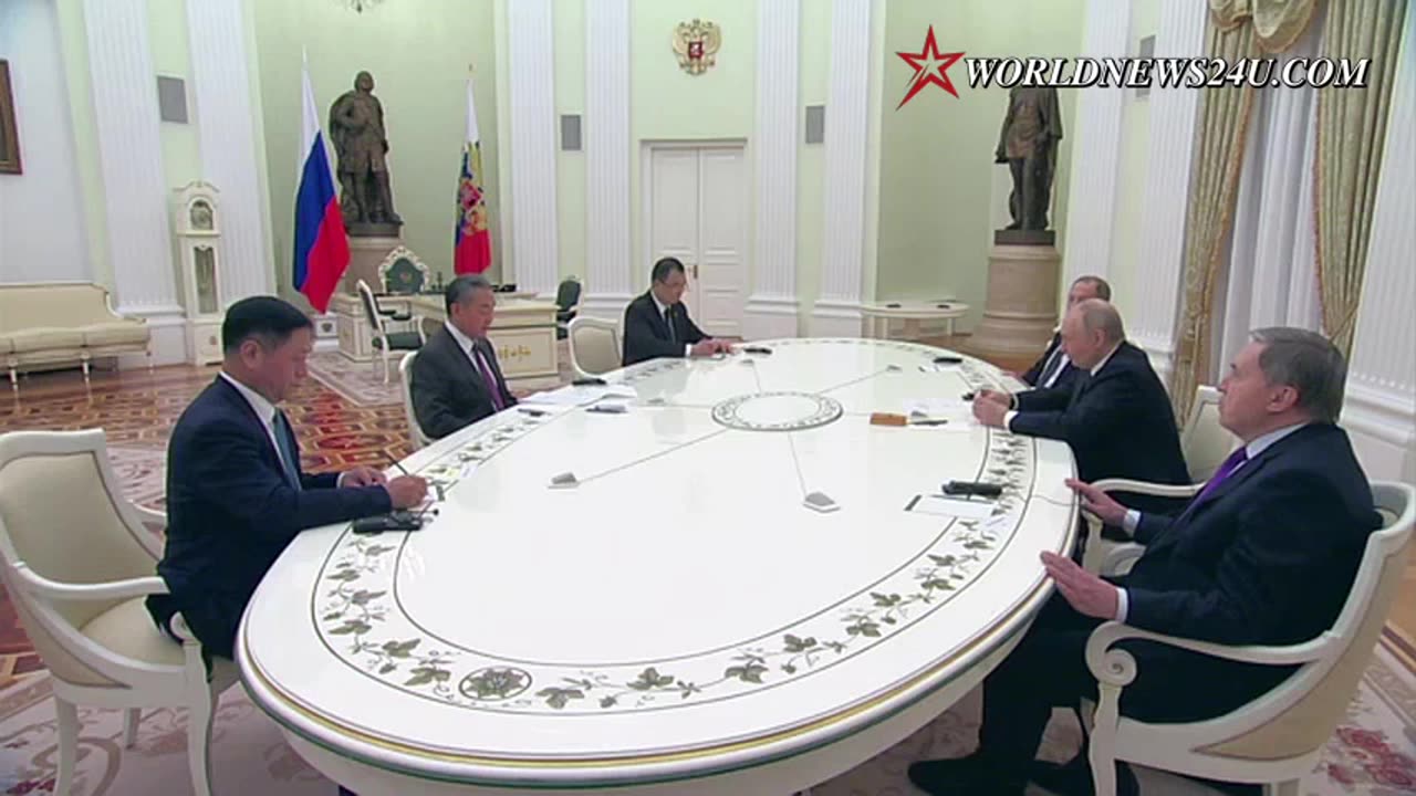 Putin greeted Chinese Foreign Minister with warmth