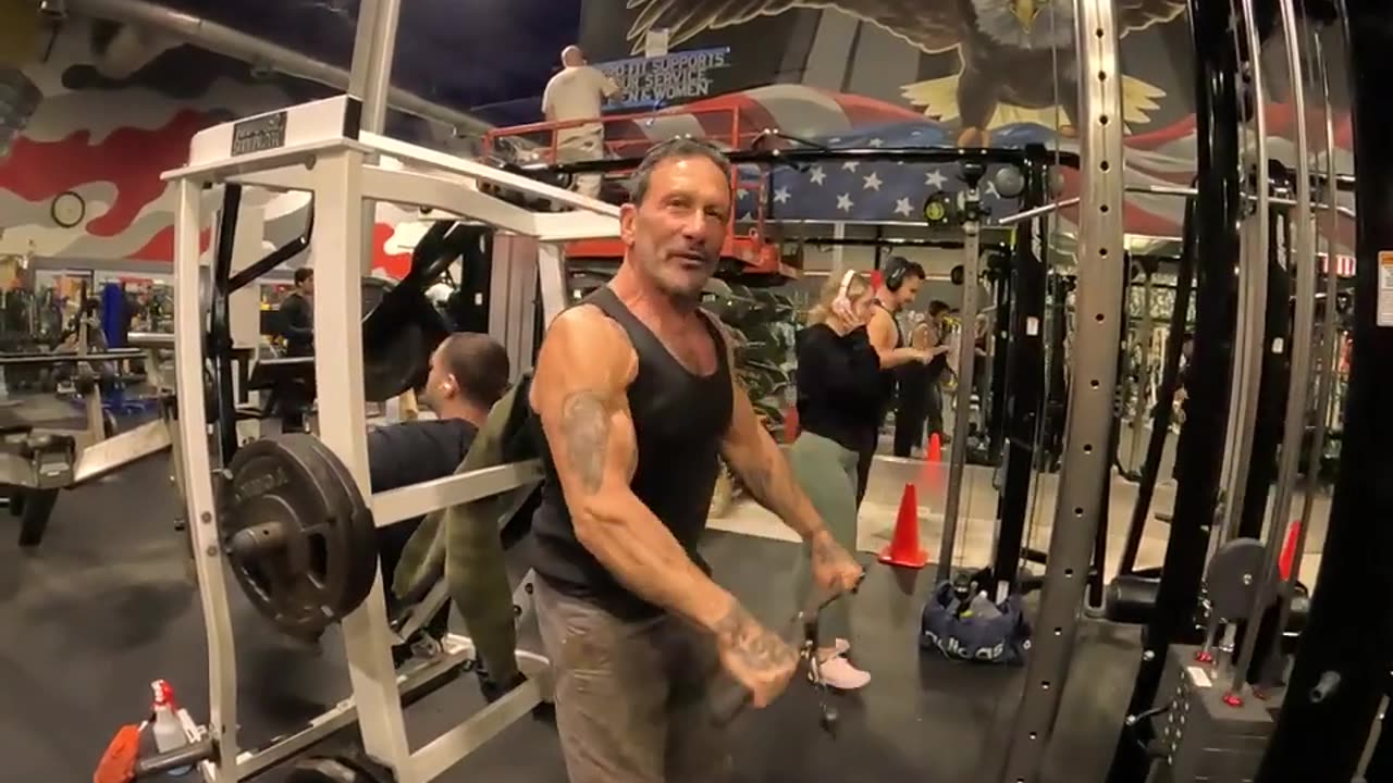 TOMMY "GUNS" HUGE BICEPS DOING REVERSE BICEP CABLE CURLS @pro-fitgym UNITED JACKED NATION