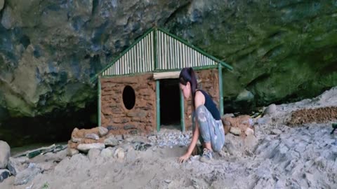 The girl built a safe shelter by herself during the big storm (11)
