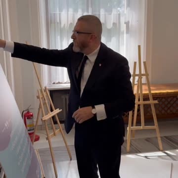 🍾 L'eurodeputato polacco Grzegorz Braun distrugge una mostra LGBT