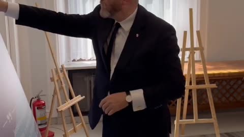 🍾 L'eurodeputato polacco Grzegorz Braun distrugge una mostra LGBT