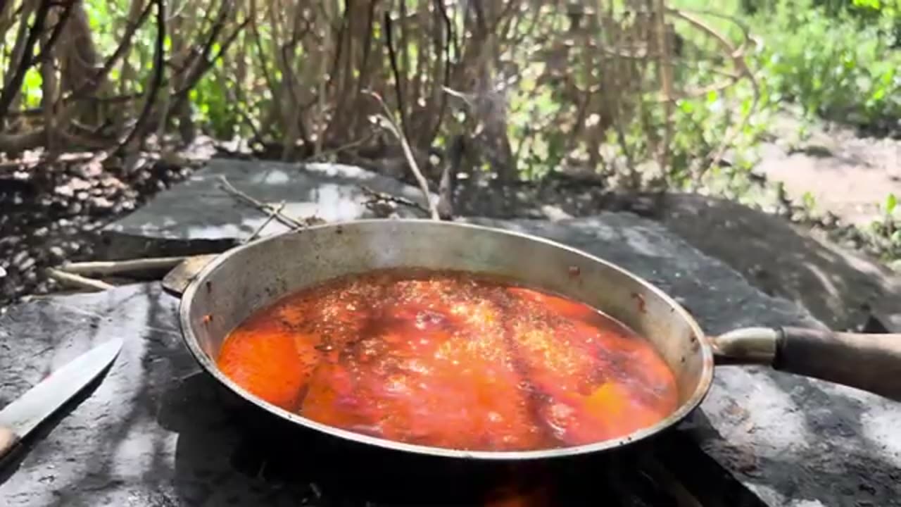 “Cooking Stuffed Onion Over Fire: An Unforgettable Forest Feast!”🔥🌲🥘🧅
