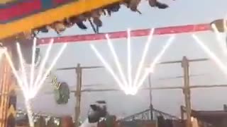 Atracción mecánica se desploma en el aire y deja víctimas