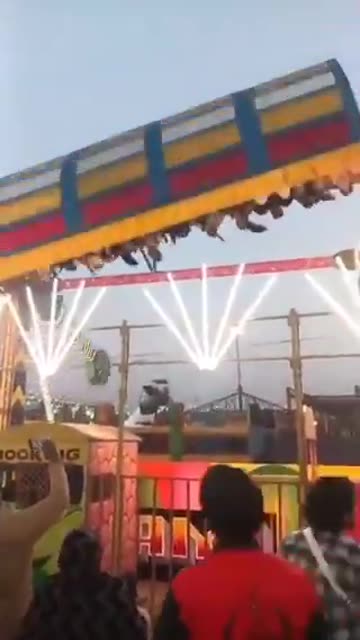 Atracción mecánica se desploma en el aire y deja víctimas