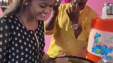 ज्यादा तेल नही थोडा तेल डालो ऑम्लेट में 🤣🤣