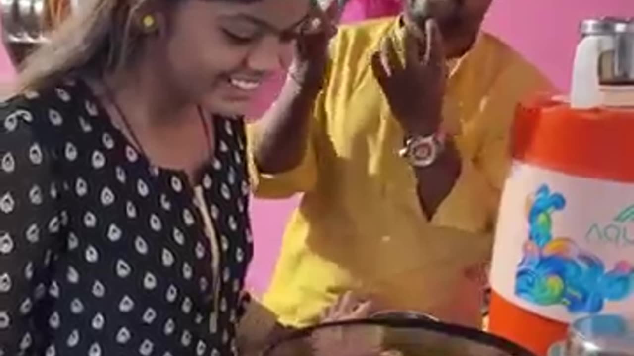 ज्यादा तेल नही थोडा तेल डालो ऑम्लेट में 🤣🤣