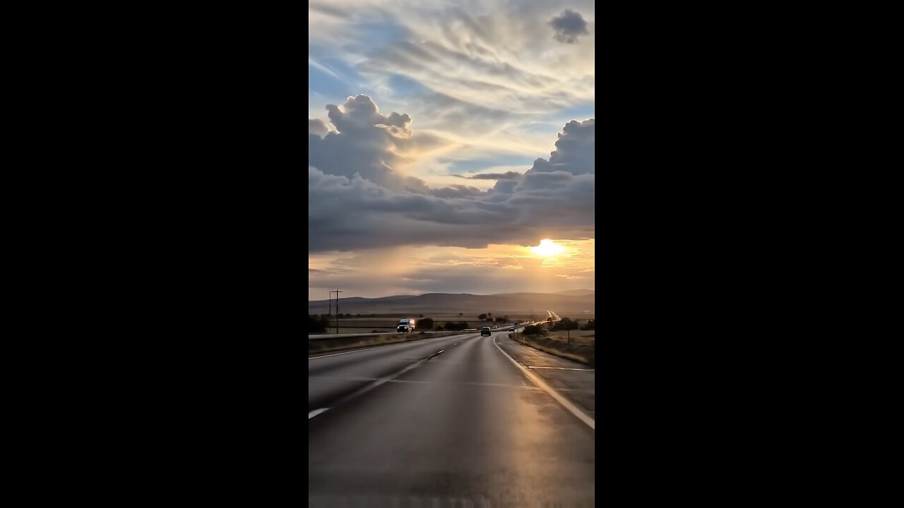 You Won’t Believe What the Sky Looked Like on This Highway Drive 🌌
