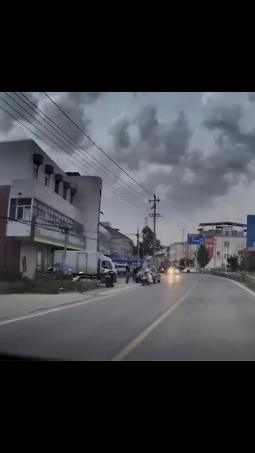 This is why you always stay alert! #caughtoncam #closecall #crazydriver #dashcam #japd