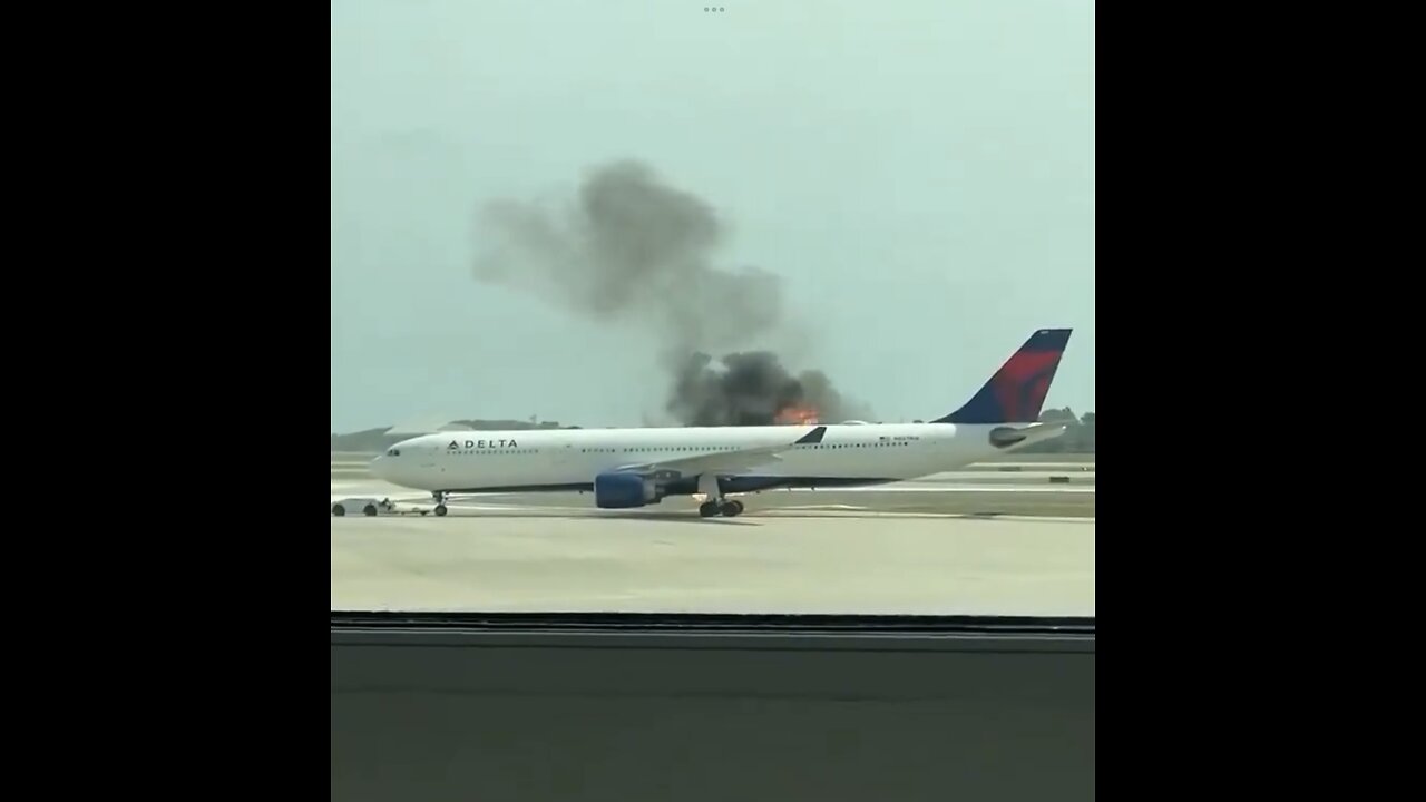 DELTA AIRLINE ENGINE🛗✈️🔥🛣️📸CATCHES FIRE BEFORE DEPARTURE🔥✈️🛄🛃💫
