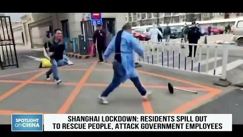 "Everyday Life Scenes in Shanghai Under Lockdown: A Captivating Video"