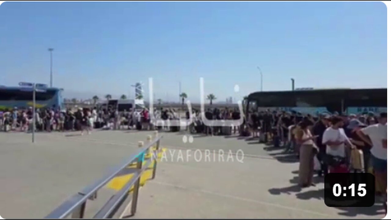 🇮🇱⛵️ A massive crowd of Zionists queues to board rescue ships bound for Cyprus