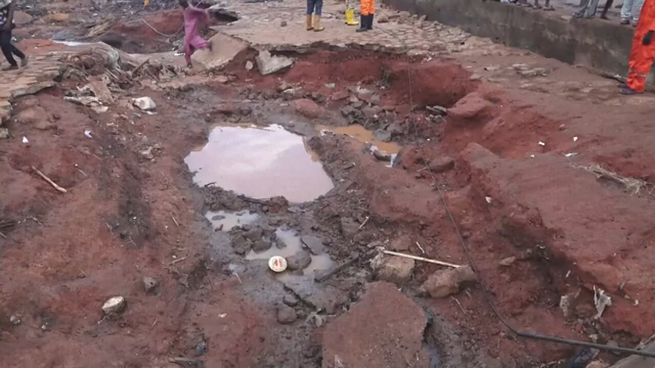 Nigerian first responders at scene of flash floods as death toll rises