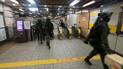 Soldados do Comando da Polícia Militar de Taiwan e do Terceiro Comando Logístico do Exército de Taiwan, armados com mísseis terra-ar FIM-92 “Stinger”, praticam operações no metrô de Taipei como parte dos “Exercícios Han Kuang” anuais que e