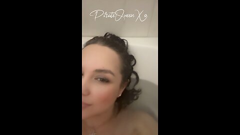 PirateQueenXo sings in her swimsuit ☺️💙