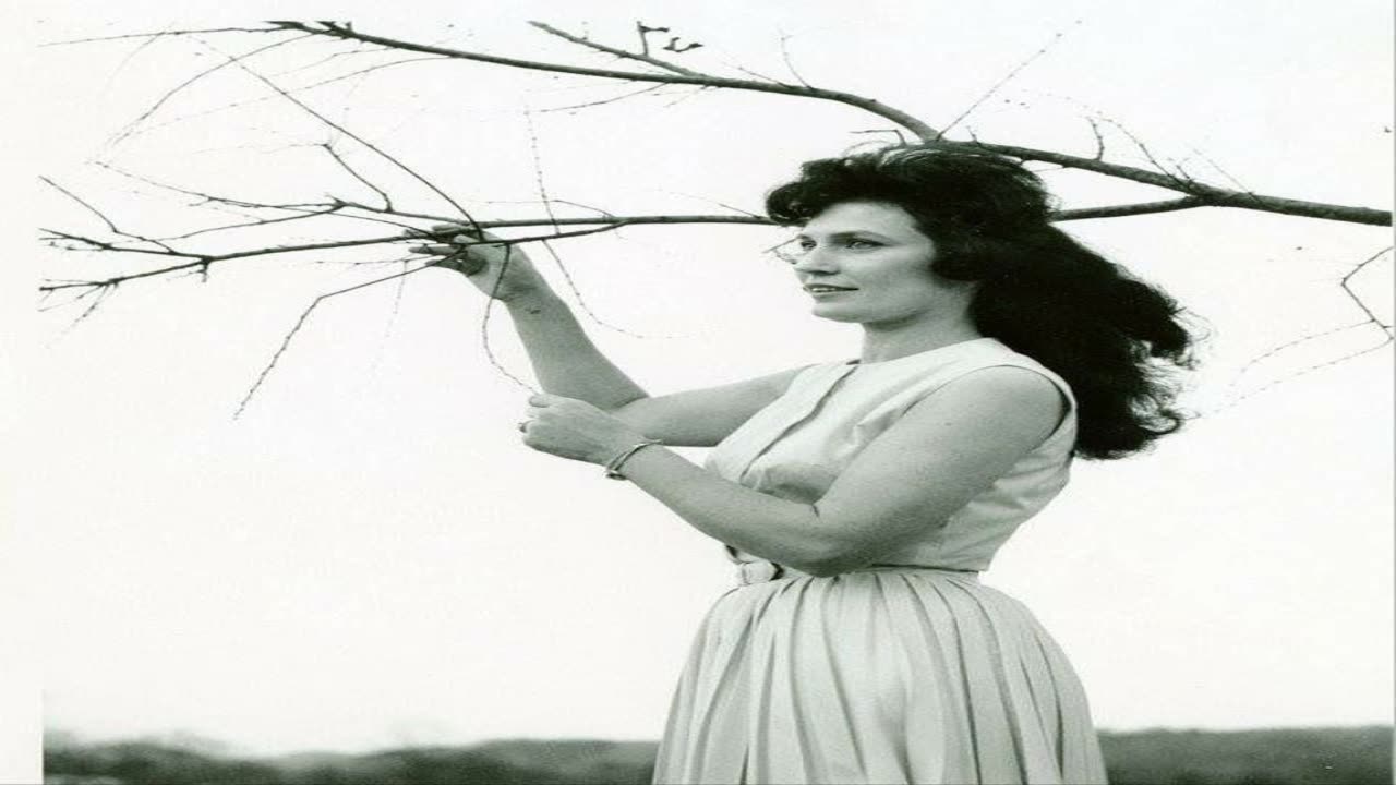 Loretta Lynn - He's Somewhere Between You And Me
