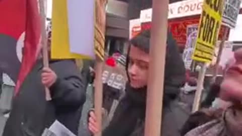 Man attacked by insane leftists while filming protest