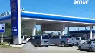 👀🚫 In the Khabarovsk Krai, there are queues at gas stations due to a shortage of gasoline.