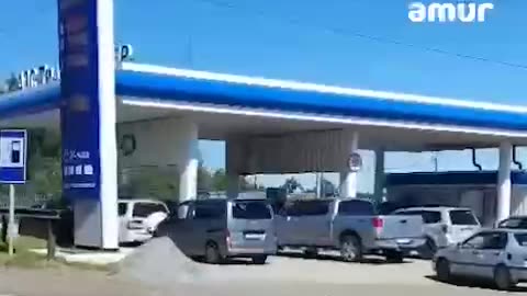 👀🚫 In the Khabarovsk Krai, there are queues at gas stations due to a shortage of gasoline.