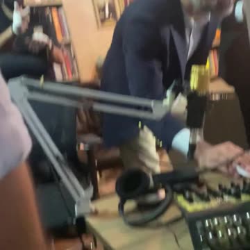 "Você está filmando aí?" Momento em que o TERÇA LIVRE foi invadido pela Polícia Federal em maio de 2020.