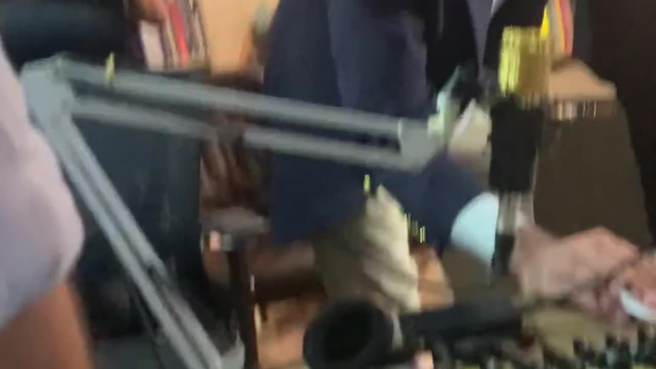 "Você está filmando aí?" Momento em que o TERÇA LIVRE foi invadido pela Polícia Federal em maio de 2020.