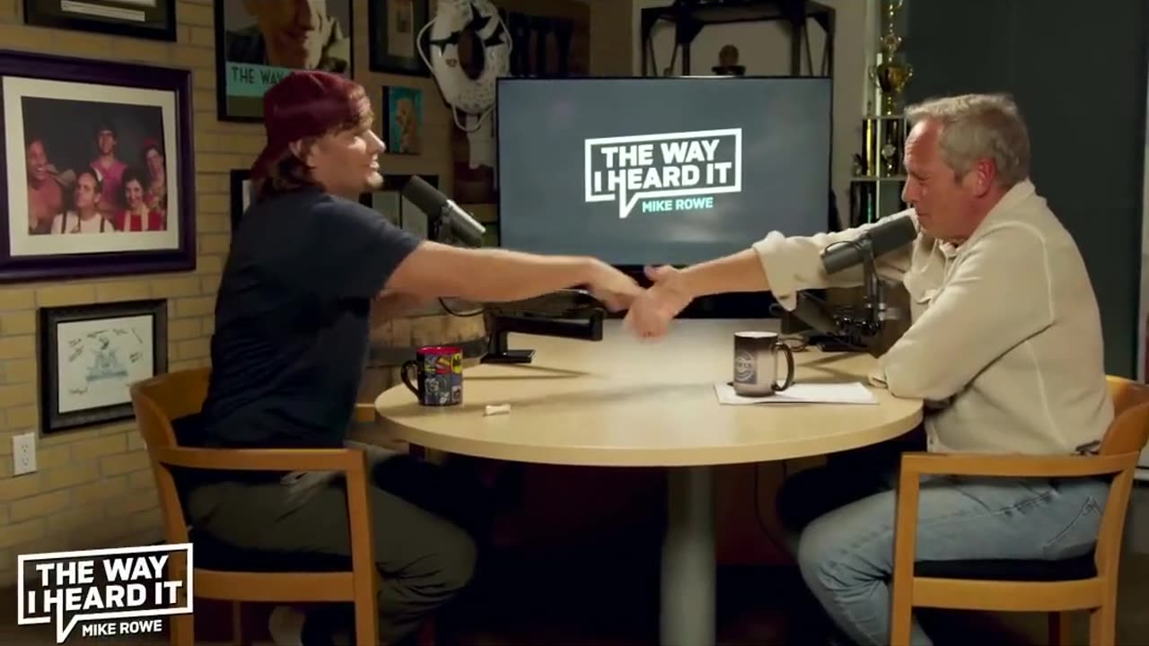 Man Finds 'Body' in Trash - Theo Von and Mike Rowe #bones #body #mannequin
