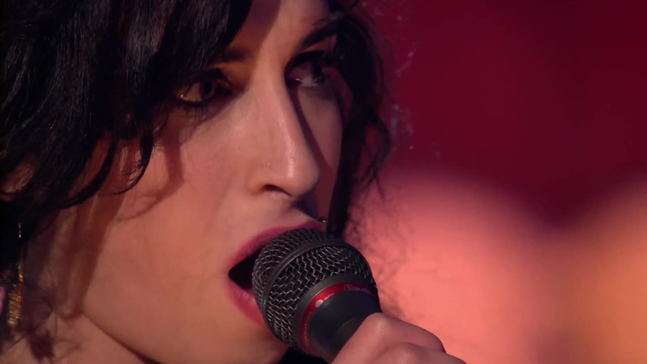 Tears Dry on Their Own - Amy Winehouse (live)