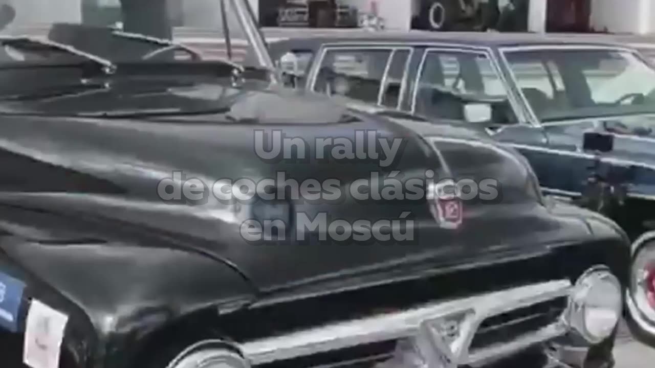 Un rally de coches clásicos recorre Moscú con motivo de los 80 años de la Gran Victoria