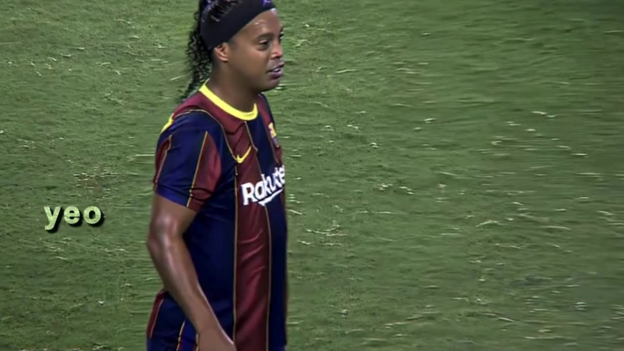 Ronaldinho vs Roberto Carlos 🥶😂 #ronaldinho #robertocarlos #football #legend #funny #viral #edit